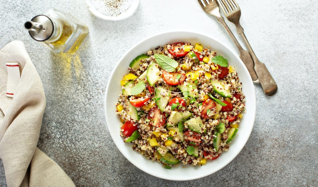 Salade de quinoa et de légumes méditerranéens