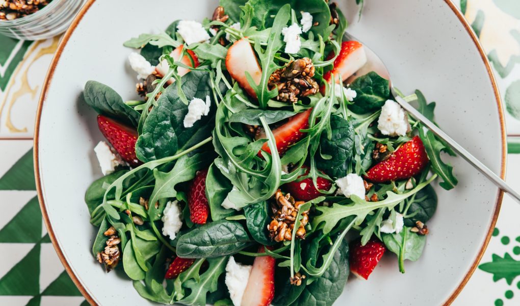 Salade d'été aux fraises et aux épinards