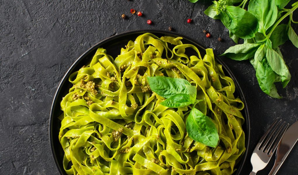 Pâtes au pesto maison et tomates cerises