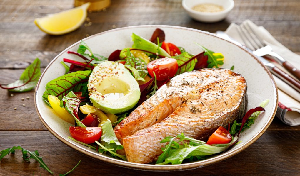 Poisson grillé avec salsa à l'avocat et à la mangue